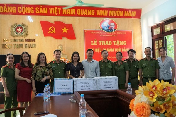 Tặng sách cho “Tủ sách hướng thiện” Trại tạm giam Công an tỉnh Thừa Thiên Huế - Anh 1