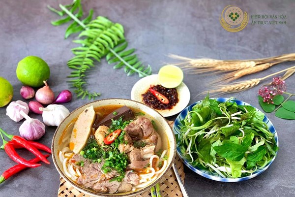 Bún bò Huế chuẩn vị, đậm đà, thơm ngon - Anh 1