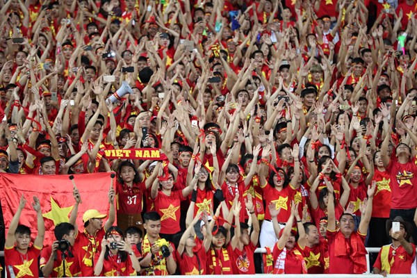 Cổ vũ đội tuyển Việt Nam, người hâm mộ được giảm phí xét nghiệm Covid-19 - Anh 1