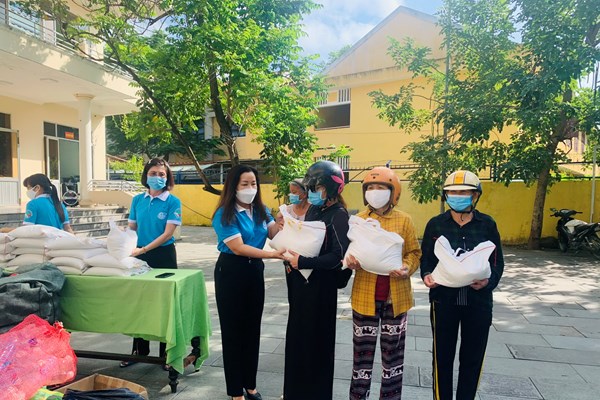 Đổi rác lấy gạo,cùng nhau đi qua mùa dịch - Anh 1