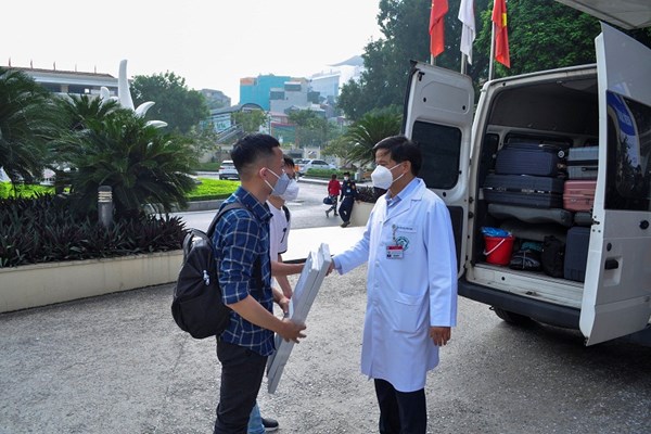 Bệnh viện Bạch Mai cử y, bác sĩ chi viện chống dịch tại Tây Nguyên - Anh 1