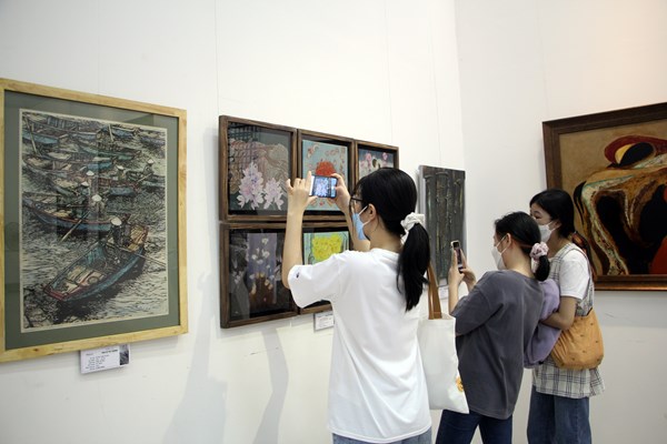 Trường ĐH Mỹ thuật TP.HCM triển lãm tranh gây quỹ hỗ trợ sinh viên bị ảnh hưởng Covid-19 - Anh 14