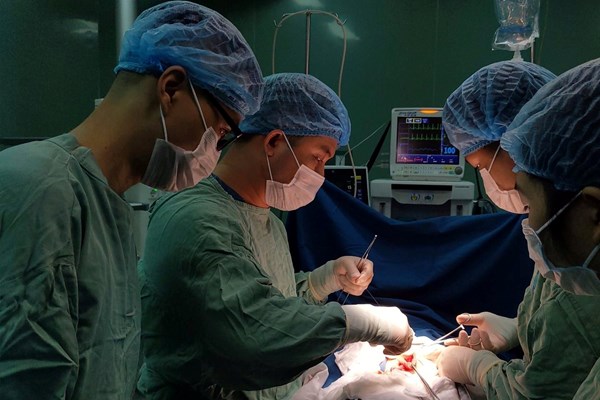 Phẫu thuật lấy búi tóc nặng nửa ký trong dạ dày bé gái 7 tuổi - Anh 1