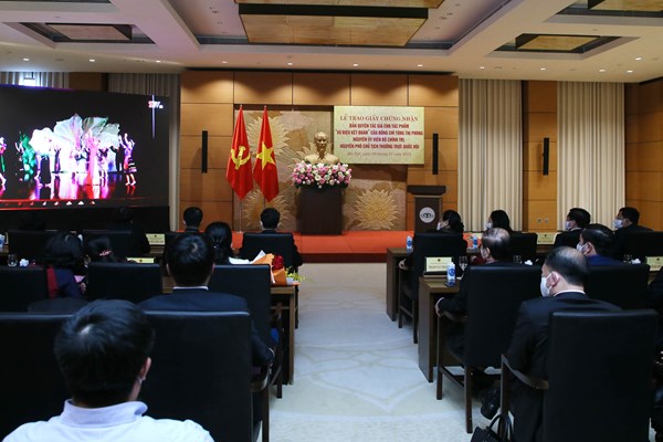 Lễ trao Giấy chứng nhận bản quyền tác giả cho tác phẩm “Vũ điệu kết đoàn” của nguyên Phó Chủ tịch Thường trực Quốc hội Tòng Thị Phóng - Anh 3