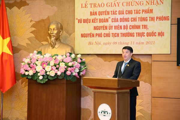 Lễ trao Giấy chứng nhận bản quyền tác giả cho tác phẩm “Vũ điệu kết đoàn” của nguyên Phó Chủ tịch Thường trực Quốc hội Tòng Thị Phóng - Anh 1