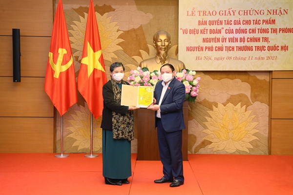 Lễ trao Giấy chứng nhận bản quyền tác giả cho tác phẩm “Vũ điệu kết đoàn” của nguyên Phó Chủ tịch Thường trực Quốc hội Tòng Thị Phóng - Anh 4