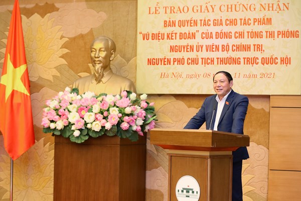 Lễ trao Giấy chứng nhận bản quyền tác giả cho tác phẩm “Vũ điệu kết đoàn” của nguyên Phó Chủ tịch Thường trực Quốc hội Tòng Thị Phóng - Anh 2