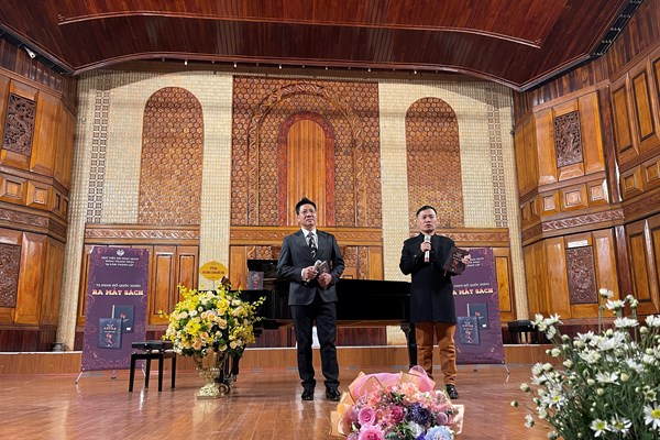 Nghệ sĩ Nhân dân Quốc Hưng ra mắt sách “Đào tạo ca sĩ opera tại Việt Nam” - Anh 4