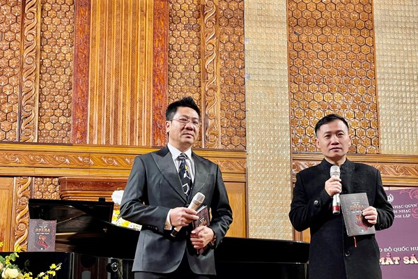 Nghệ sĩ Nhân dân Quốc Hưng ra mắt sách “Đào tạo ca sĩ opera tại Việt Nam” - Anh 1