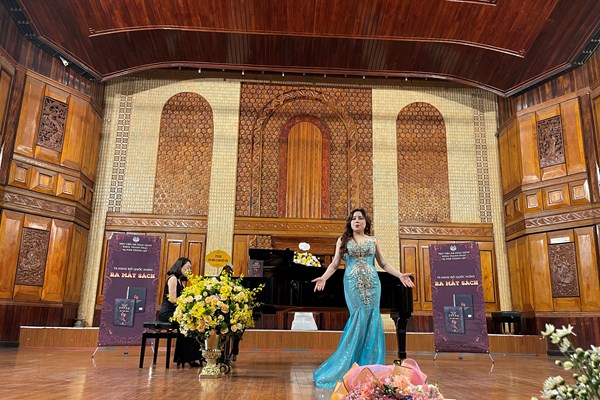 Nghệ sĩ Nhân dân Quốc Hưng ra mắt sách “Đào tạo ca sĩ opera tại Việt Nam” - Anh 6