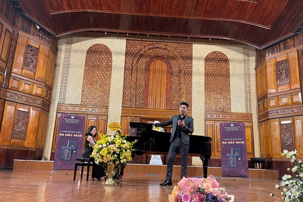 Nghệ sĩ Nhân dân Quốc Hưng ra mắt sách “Đào tạo ca sĩ opera tại Việt Nam” - Anh 7
