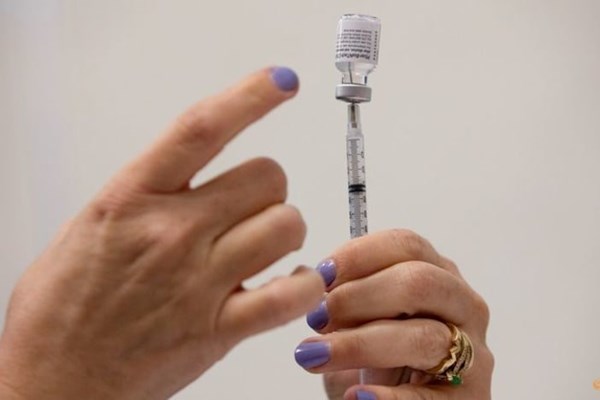 Pfizer tiếp tục xin FDA cấp phép tiêm mũi bổ sung cho tất cả người lớn - Anh 1