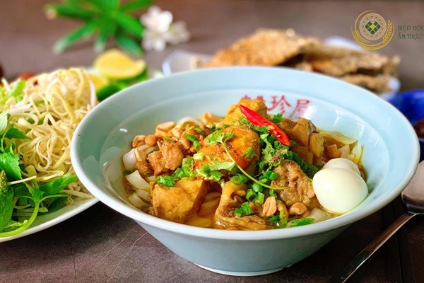 Cách làm mì Quảng gà thơm ngon chuẩn vị - Anh 1