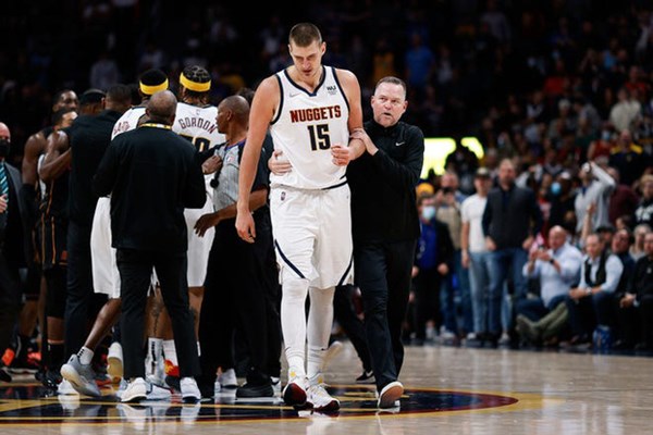 NBA ra án phạt sau vụ xô xát giữa Nikola Jokic và Markieff Morris - Anh 1