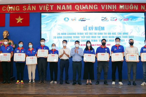 Hơn 1,2 triệu lượt sinh viên tình nguyện hỗ trợ thí sinh trong 25 năm qua - Anh 2