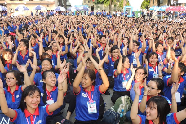 Hơn 1,2 triệu lượt sinh viên tình nguyện hỗ trợ thí sinh trong 25 năm qua - Anh 1