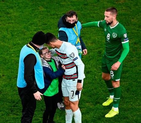 Cổ động viên nhí hạnh phúc khi được Ronaldo tặng áo đấu - Anh 1