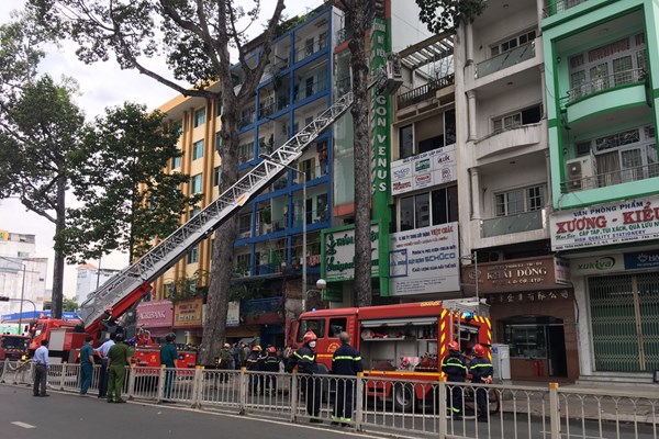 Kịp thời giải cứu 8 người trong căn nhà bốc cháy ở TP.HCM - Anh 1