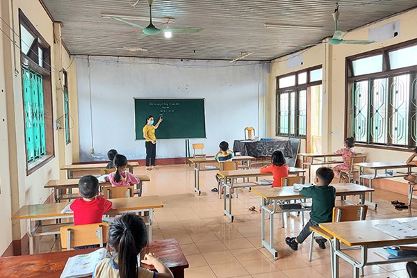 Khen thưởng cô giáo dạy học tại khu cách ly tập trung - Anh 1