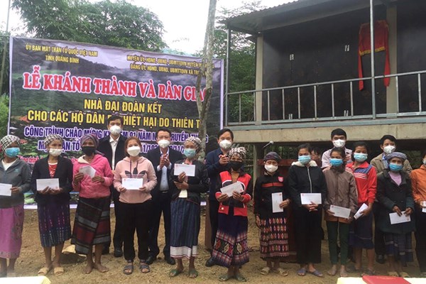 Bàn giao 30 nhà Đại đoàn kết và 2 công trình nước sạch cho đồng bào dân tộc - Anh 1