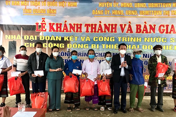 Bàn giao 30 nhà Đại đoàn kết và 2 công trình nước sạch cho đồng bào dân tộc - Anh 2