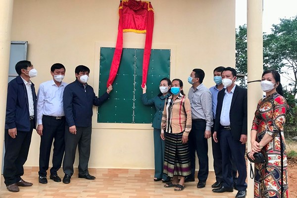 Bàn giao 30 nhà Đại đoàn kết và 2 công trình nước sạch cho đồng bào dân tộc - Anh 3