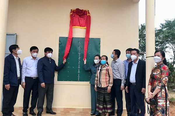 Bàn giao 5 nhà Đại đoàn kết và 2 công trình nước sạch ở bản Khe Ngát - Anh 1