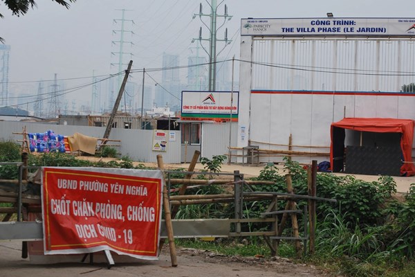 Phát hiện bệnh nhân dương tính tại công trình xây dựng, nhiều công nhân bỏ trốn - Anh 1