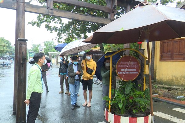 Phố cổ Hội An ngày đầu mở cửa đón khách trở lại - Anh 4