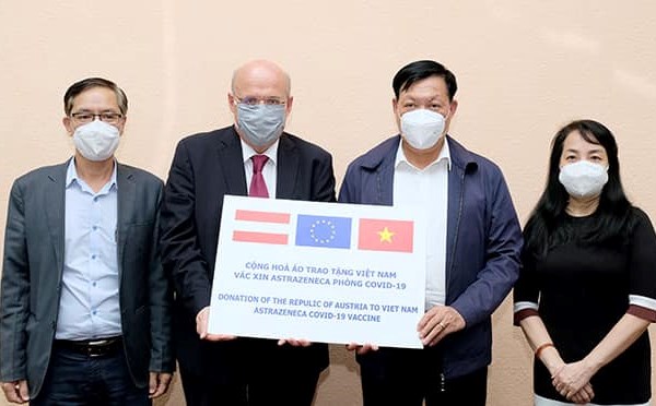 Tiếp nhận 50.000 liều vắc xin phòng Covid-19 do Chính phủ Áo trao tặng - Anh 1