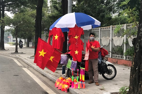 “Chảo lửa” Mỹ Đình rực sắc đỏ trước trận gặp Ả Rập Xê Út - Anh 1