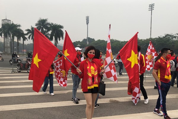 “Chảo lửa” Mỹ Đình rực sắc đỏ trước trận gặp Ả Rập Xê Út - Anh 10