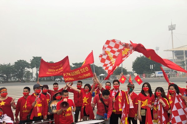 “Chảo lửa” Mỹ Đình rực sắc đỏ trước trận gặp Ả Rập Xê Út - Anh 11