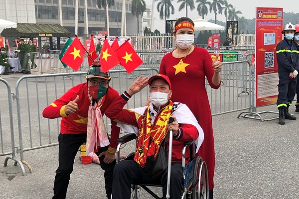 “Chảo lửa” Mỹ Đình rực sắc đỏ trước trận gặp Ả Rập Xê Út - Anh 3