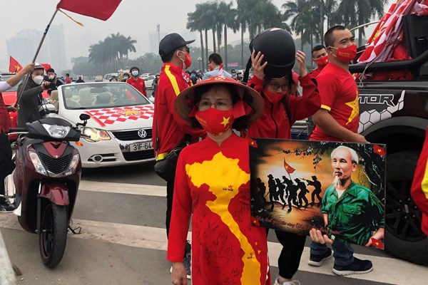 “Chảo lửa” Mỹ Đình rực sắc đỏ trước trận gặp Ả Rập Xê Út - Anh 9