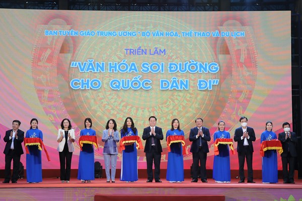 Triển lãm “Văn hóa soi đường cho quốc dân đi”: Những hình ảnh, hiện vật truyền cảm hứng và sức mạnh - Anh 1