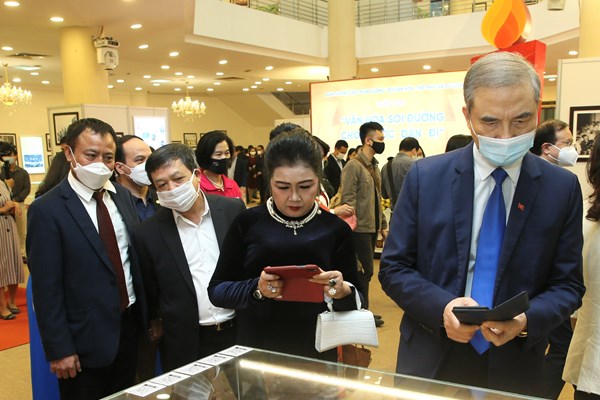 Triển lãm “Văn hóa soi đường cho quốc dân đi”: Những hình ảnh, hiện vật truyền cảm hứng và sức mạnh - Anh 9