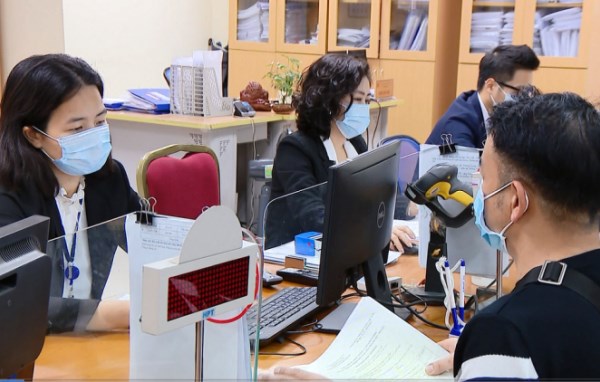 Rà soát giảm phí, lệ phí tháo gỡ khó khăn cho đối tượng chịu ảnh hưởng dịch Covid-19 - Anh 1