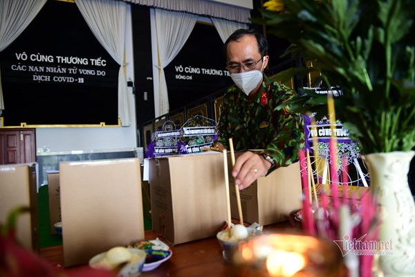 "Tiếng chuông ngân trong gió" tưởng niệm nạn nhân Covid-19 - ảnh 2