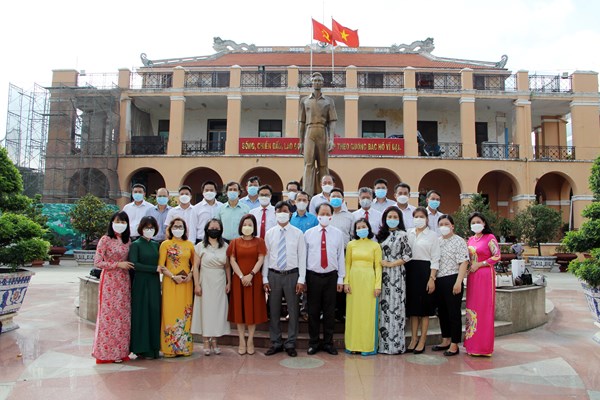 Đảng ủy khối cơ sở Bộ VHTTDL tổ chức Lễ trao tặng Huy hiệu 30 năm tuổi Đảng cho đồng chí Lê Quý Phượng - Anh 5