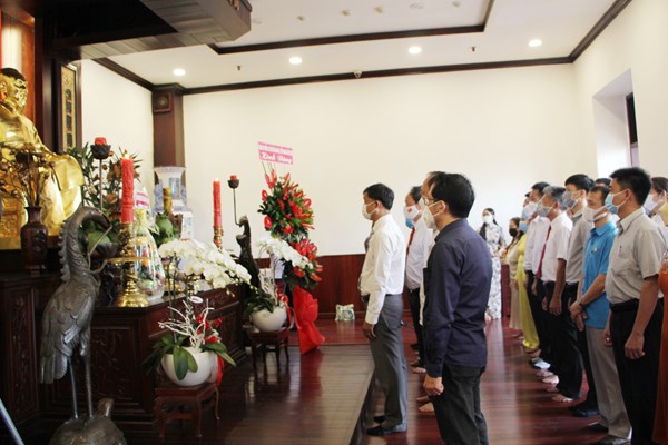 Đảng ủy khối cơ sở Bộ VHTTDL tổ chức Lễ trao tặng Huy hiệu 30 năm tuổi Đảng cho đồng chí Lê Quý Phượng - Anh 1