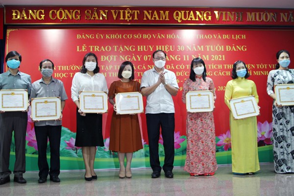 Đảng ủy khối cơ sở Bộ VHTTDL tổ chức Lễ trao tặng Huy hiệu 30 năm tuổi Đảng cho đồng chí Lê Quý Phượng - Anh 4