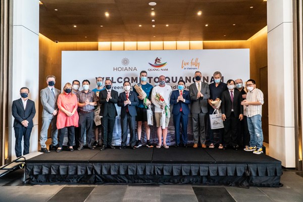 Quảng Nam chào đón đoàn khách quốc tế đầu tiên theo chương trình chiếu vaccine - Anh 1