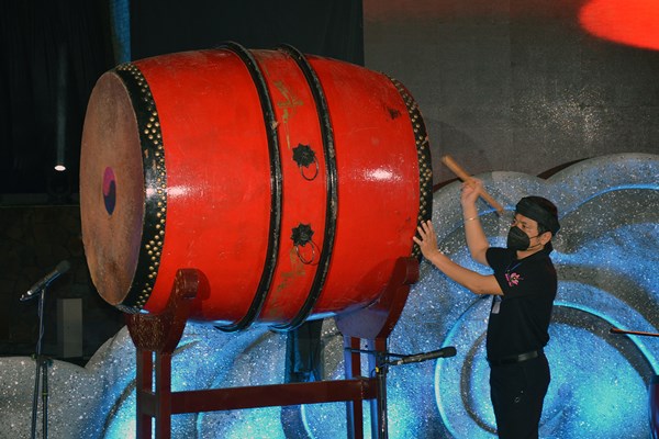 Cả nước tưởng niệm đồng bào tử vong và cán bộ, chiến sĩ hy sinh do đại dịch Covid-19 - Anh 1