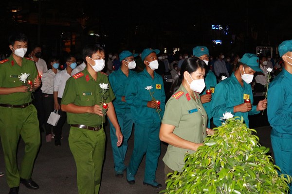 Cả nước tưởng niệm đồng bào tử vong và cán bộ, chiến sĩ hy sinh do đại dịch Covid-19 - Anh 9