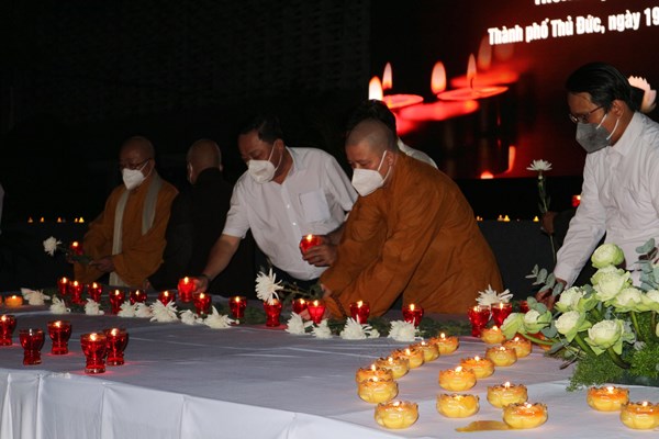 Cả nước tưởng niệm đồng bào tử vong và cán bộ, chiến sĩ hy sinh do đại dịch Covid-19 - Anh 8