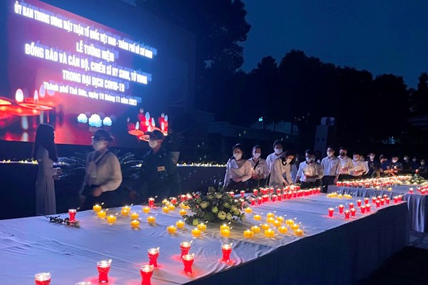 Cả nước tưởng niệm đồng bào tử vong và cán bộ, chiến sĩ hy sinh do đại dịch Covid-19 - Anh 10