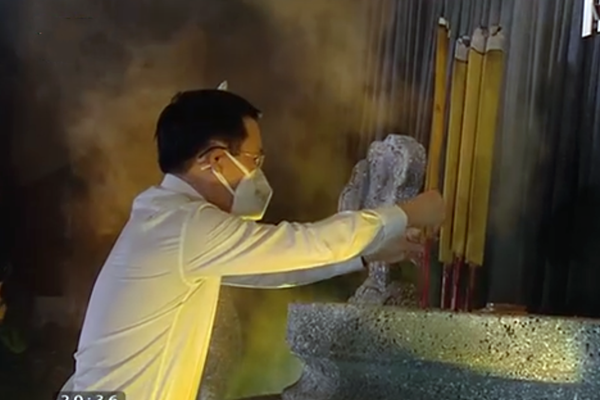 Cả nước tưởng niệm đồng bào tử vong và cán bộ, chiến sĩ hy sinh do đại dịch Covid-19 - Anh 5