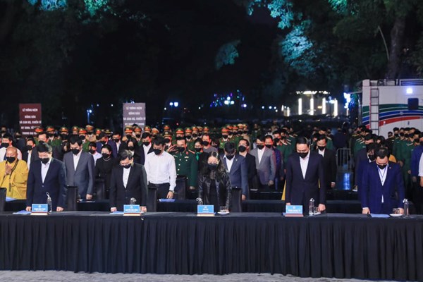 Cả nước tưởng niệm đồng bào tử vong và cán bộ, chiến sĩ hy sinh do đại dịch Covid-19 - Anh 3