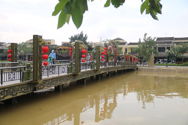 Đoàn khách quốc tế đầu tiên theo chương trình hộ chiếu vắc xin tham quan phố cổ Hội An - Anh 3